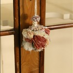 Антикварная горка фактурного ореха 1870-х гг. 