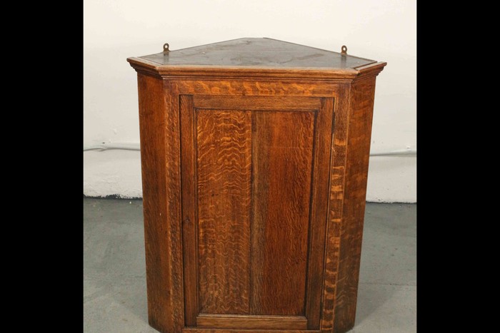 Антикварный навесной угловой шкафчик из дуба 1880-х гг. 