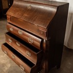 Антикварный секретер a la serpantine c фигурными накладками 1760-х гг. 