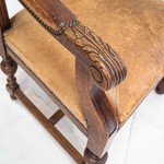 Старинное дубовое кресло с кожаной обивкой