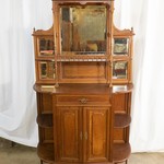 Антикварная витрина с открытыми боковыми полками 1890-х гг. 