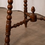 Антикварный стул с точеными ножками 1880-х гг. 