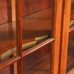 Антикварная горка с фигурной линией фасада 1900-х гг. 