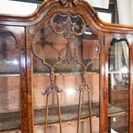 Антикварная витрина с художественной расстекловкой
