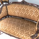 Антикварный диван с гранатовым узором