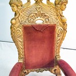 Антикварное кресло со скульптурной спинкой и маскаронами
