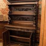 Антикварный буфет с открытыми полками и резными фигурами 1850-х гг. 