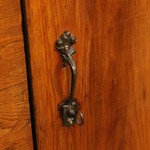 Пара антикварных шкафов светлого ореха 1840-х гг. 