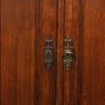 Антикварный угловой шкаф с разомкнутым фронтоном 1760-х гг.