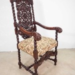 Антикварное кресло с резным декором 1850-х гг.