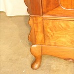 Антикварный платяной шкаф в стиле неорококо с резным навершием 1860-х гг.