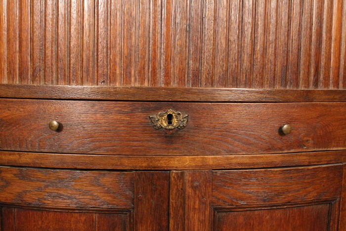 Антикварный угловой шкаф с разомкнутым фронтоном 1760-х гг.