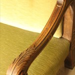 Антикварный диван с резными локотками 1850-х гг. 