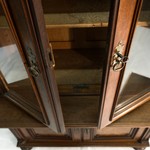 Антикварный шкаф -витрина в классическом стиле