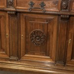 Антикварный ореховый сервант с резными филенками 1860-х гг. 