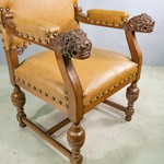 Пара антикварных кресел с кожаной обивкой 1890-х гг.