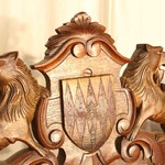 Антикварное кресло в стиле неоренессанс с гербовым щитком на навершии 1850-х гг. 