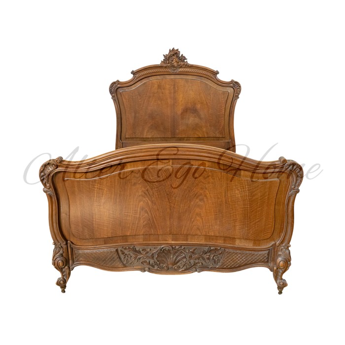 Антикварная кровать с фигурным навершием 1850-х гг. 