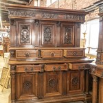 Антикварный ореховый сервант с резными филенками 1860-х гг. 