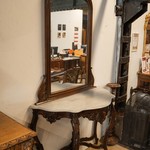 Антикварное настенное зеркало с консолью в стиле неорококо с мраморной столешницей 1850-х гг. 