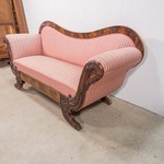 диван с розовой обивкой