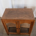 Антикварный чайный столик со стеклянными дверцами 1910-х гг. 