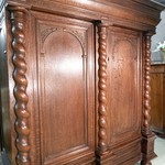 Антикварный платяной шкаф с витыми колоннами