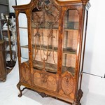 Антикварная витрина с художественной расстекловкой