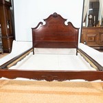 Старинная кровать с архитектурным изголовьем