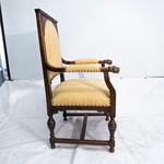 Антикварное тронное кресло с маскаронами