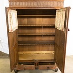 Антикварный шкаф со сквозными дверцами 1800-х гг. 