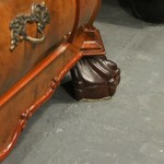 Антикварная горка с фигурной линией фасада 1900-х гг. 