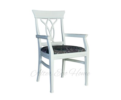 Обеденный стул с резной спинкой и цветочной обивкой