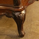 Антикварный комод с фасадом a la serpantine и контрастной интарсией 1880-х гг. 