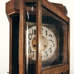 Настенные часы в дубовом корпусе с витражами