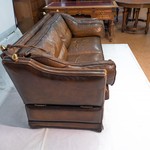 Винтажный диван с кожаной обивкой
