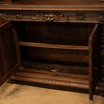 Антикварный буфет с открытыми полками и резными фигурами 1850-х гг. 