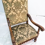 Антикварное кресло с высокой спинкой