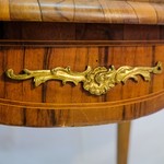 Антикварный стол из орехового капа 1870-х гг.