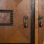 Антикварная настенная полка с контрастными профилями 1920-х гг. 