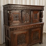 Антикварный английский шкаф с резным фасадом 1680-х гг. 