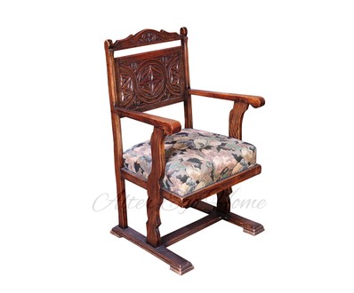 Антикварное кресло с резной спинкой