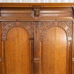 Антикварной шкаф с резными головками 1690-х гг. 
