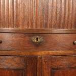 Антикварный угловой шкаф с разомкнутым фронтоном 1760-х гг.