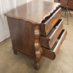 Антикварный комод в стиле Чиппендейл с фигурными накладками 1860-х гг. 