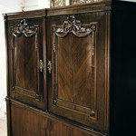 Старинный шкаф в классическом стиле с резными цветочными гирляндами