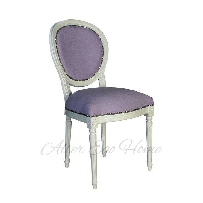 Мягкий стул из бука с фиолетовой обивкой