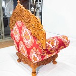 Старинное кресло с ажурным венцом