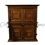 Антикварный двухъярусный шкаф с резьбой растительного характера 1800-х гг. 