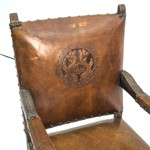 Антикварное кресло на скульптурных ножках